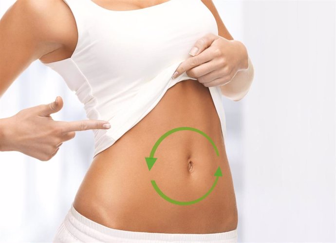 Mujer con malestar estomacal y dolor abdominal en Lima, destacando los beneficios de la acupuntura para tratar problemas digestivos como gastritis y colon irritable.