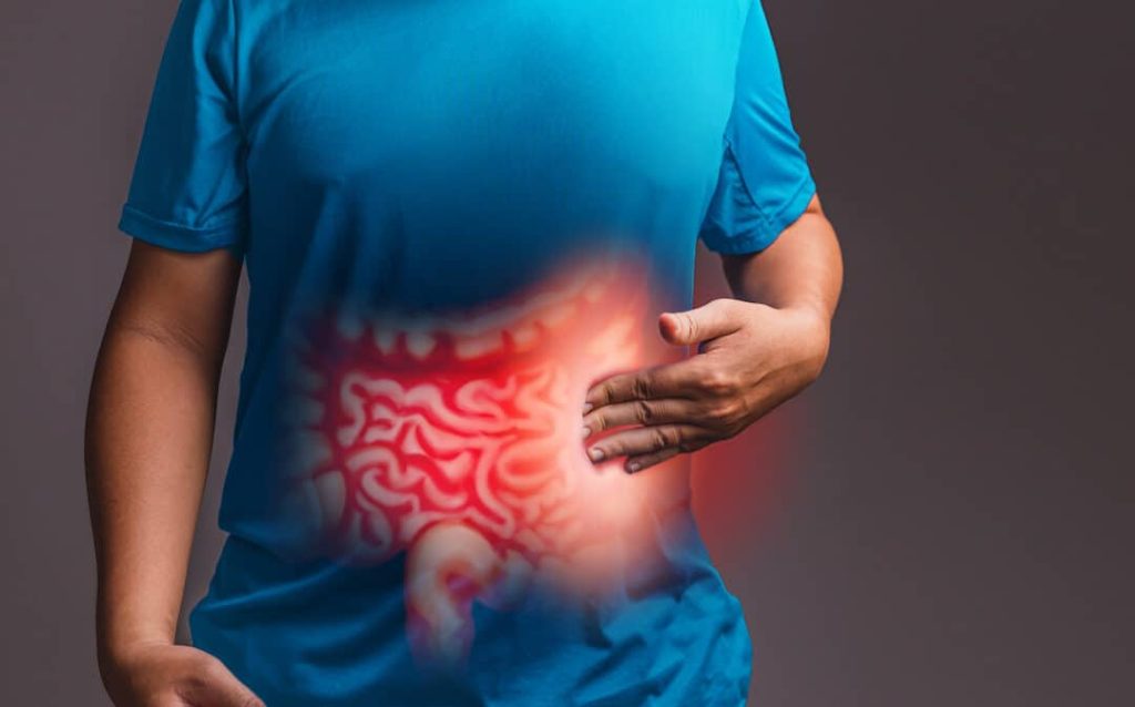 Representación gráfica de un estómago humano afectado por gastritis y cómo el romero puede ayudar en su tratamiento
